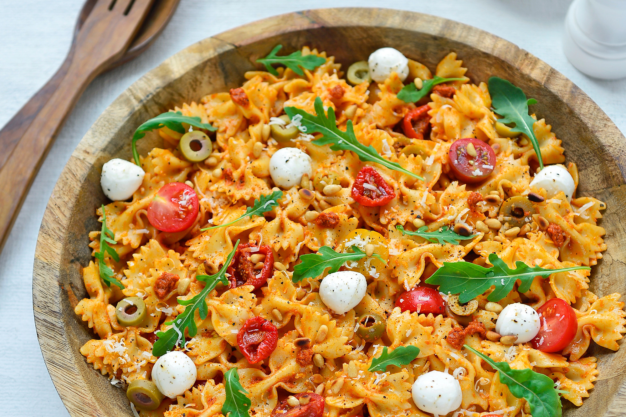 Pastasalade met rode pesto en mozzarella